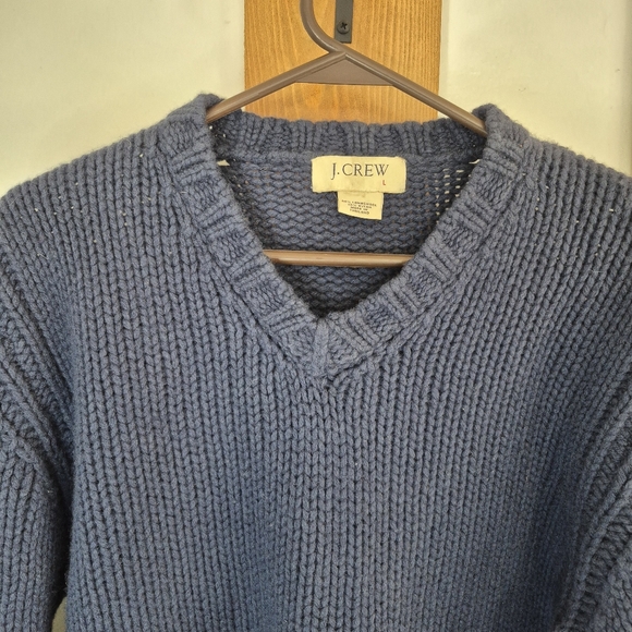J. Crew Vintage Men's Lambs Wool V-Neck Sweater in Navy - Picture 2 of 8